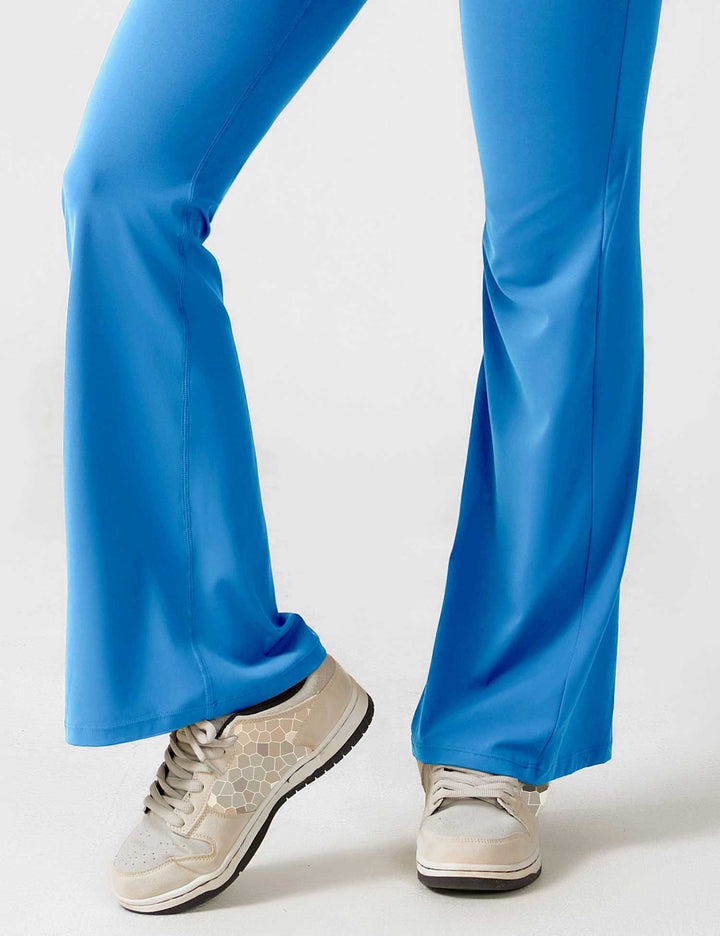Mono de moda femenina, espalda en V, pierna acampanada, una silueta favorecedora.