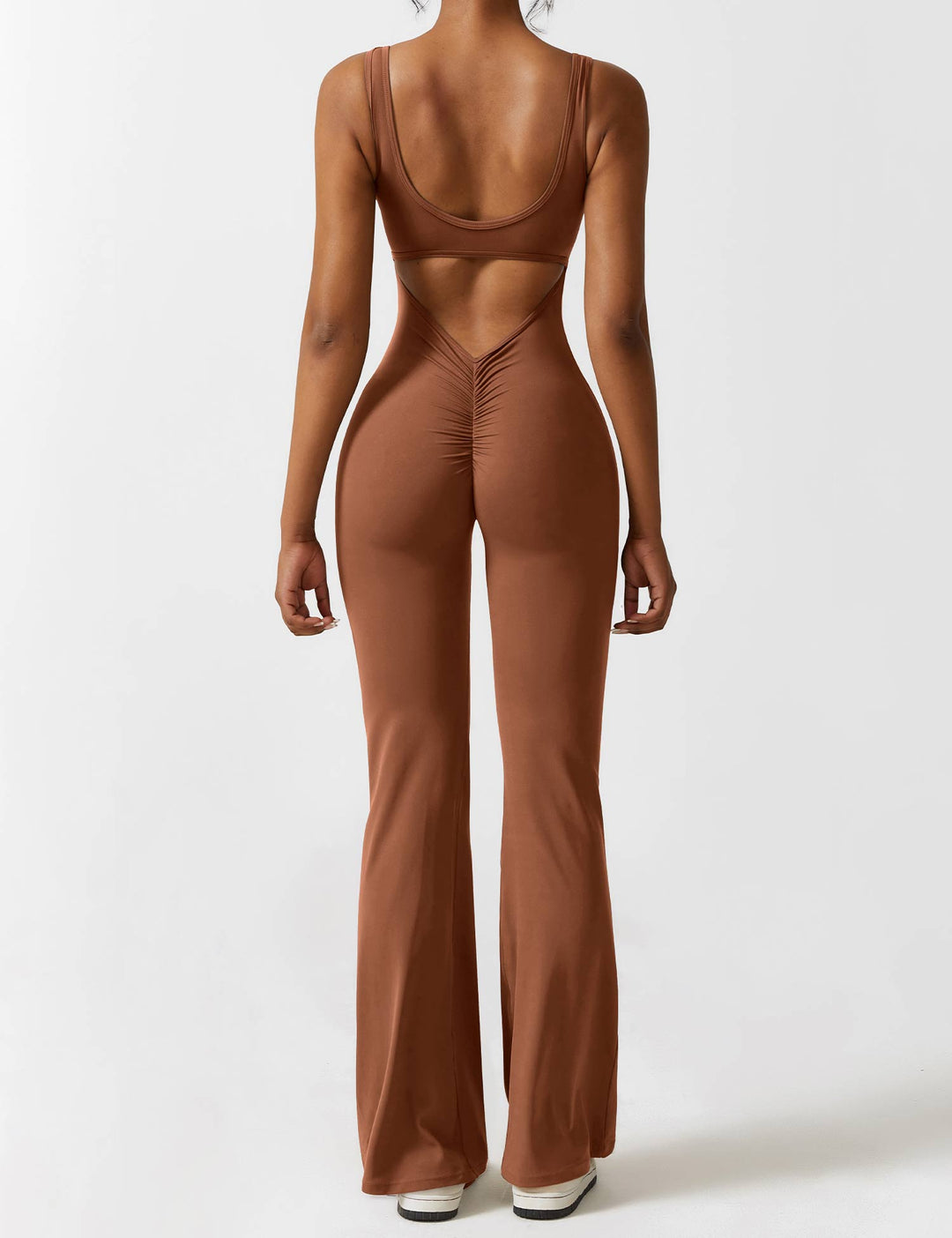 Jumpsuit chic de moda femenina, espalda en V, pierna acampanada, ideal para verano.