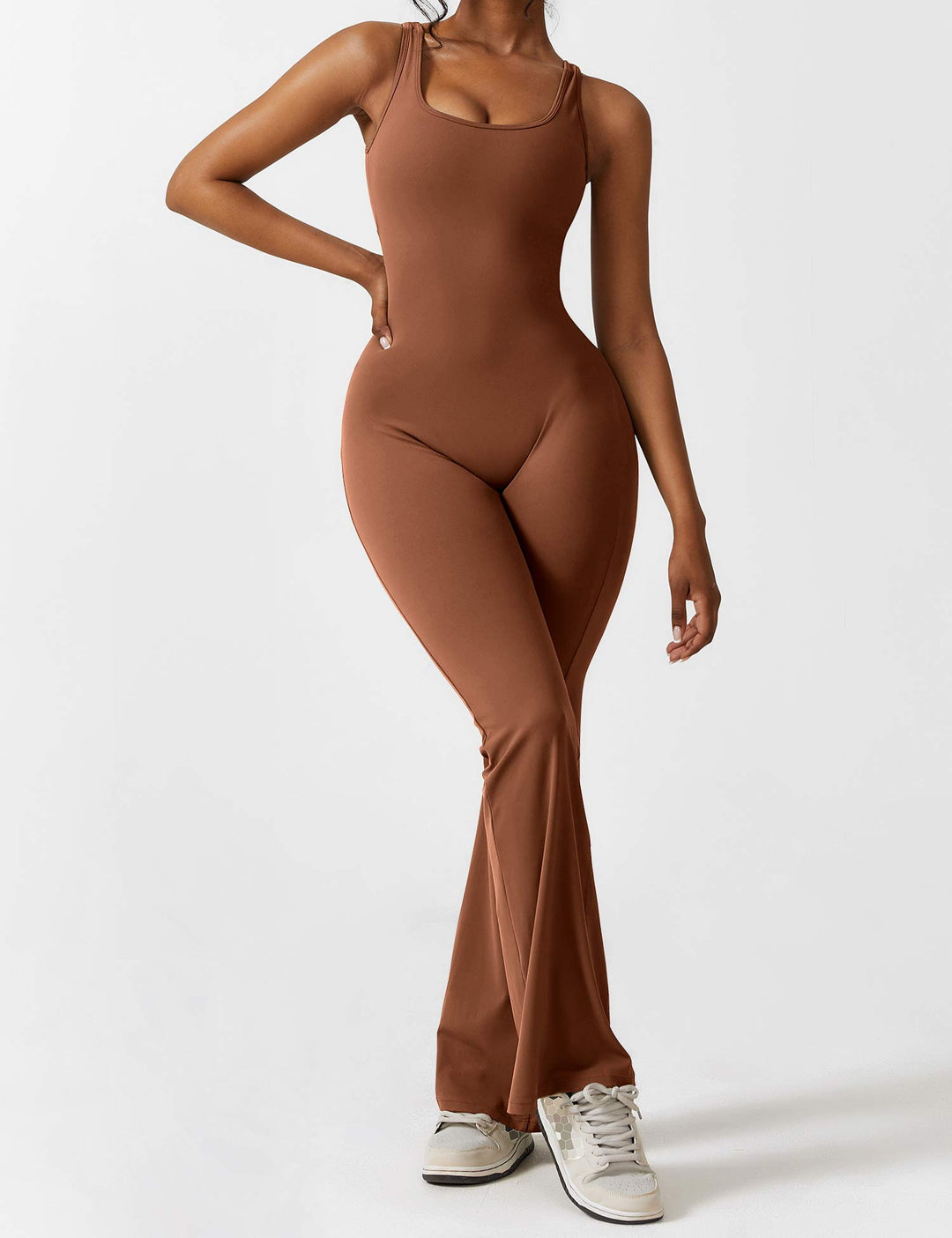 Mono femenino chic, espalda en V y pierna acampanada, perfecto para tu fondo de armario.