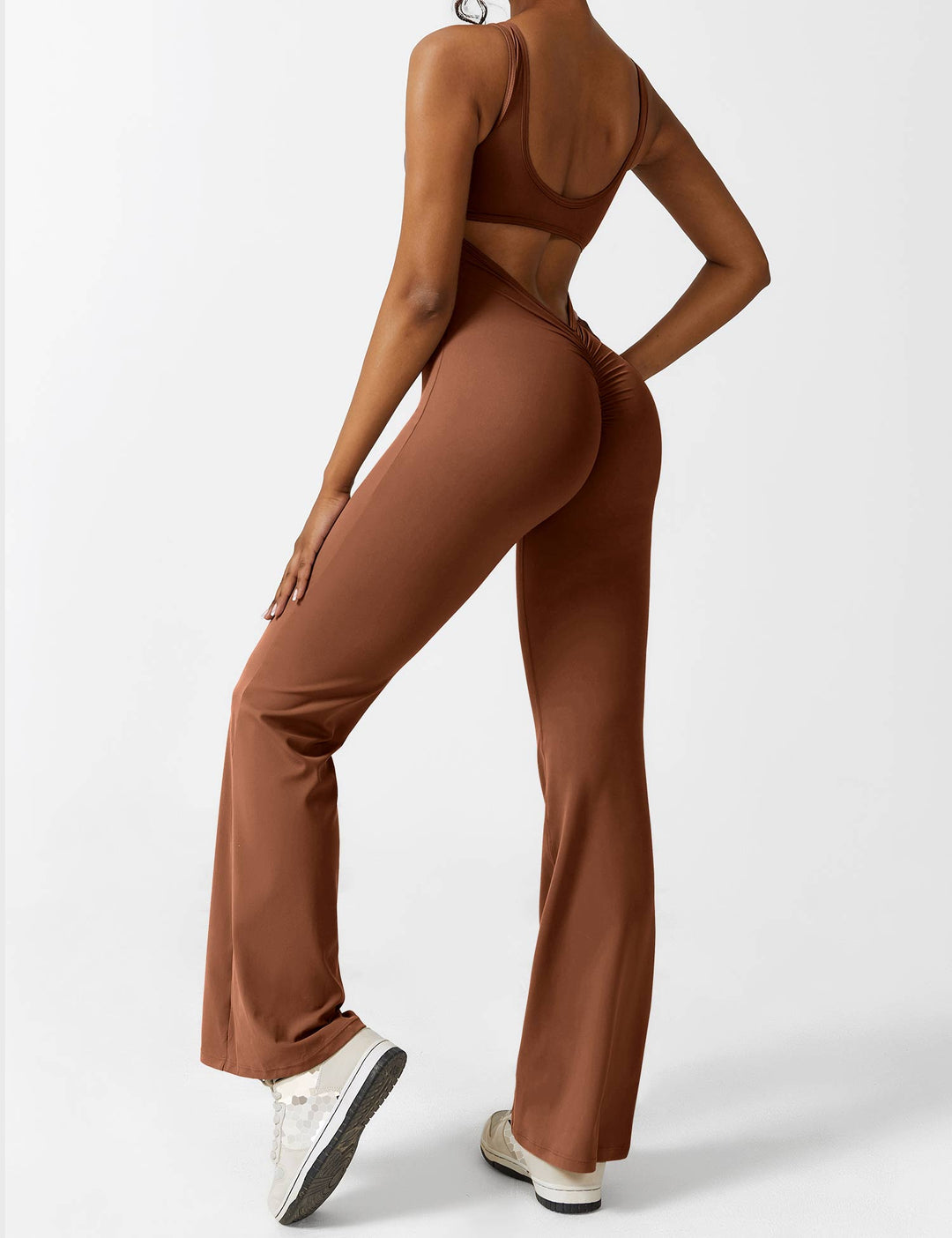 Mono casual de mujer, espalda en V y pierna acampanada, ideal para tus escapadas.