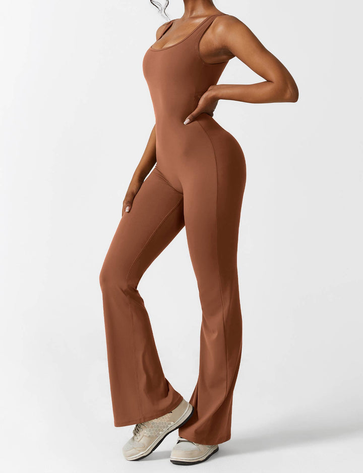 Mono de mujer con espalda en V, pierna acampanada, ropa que estiliza tu figura.