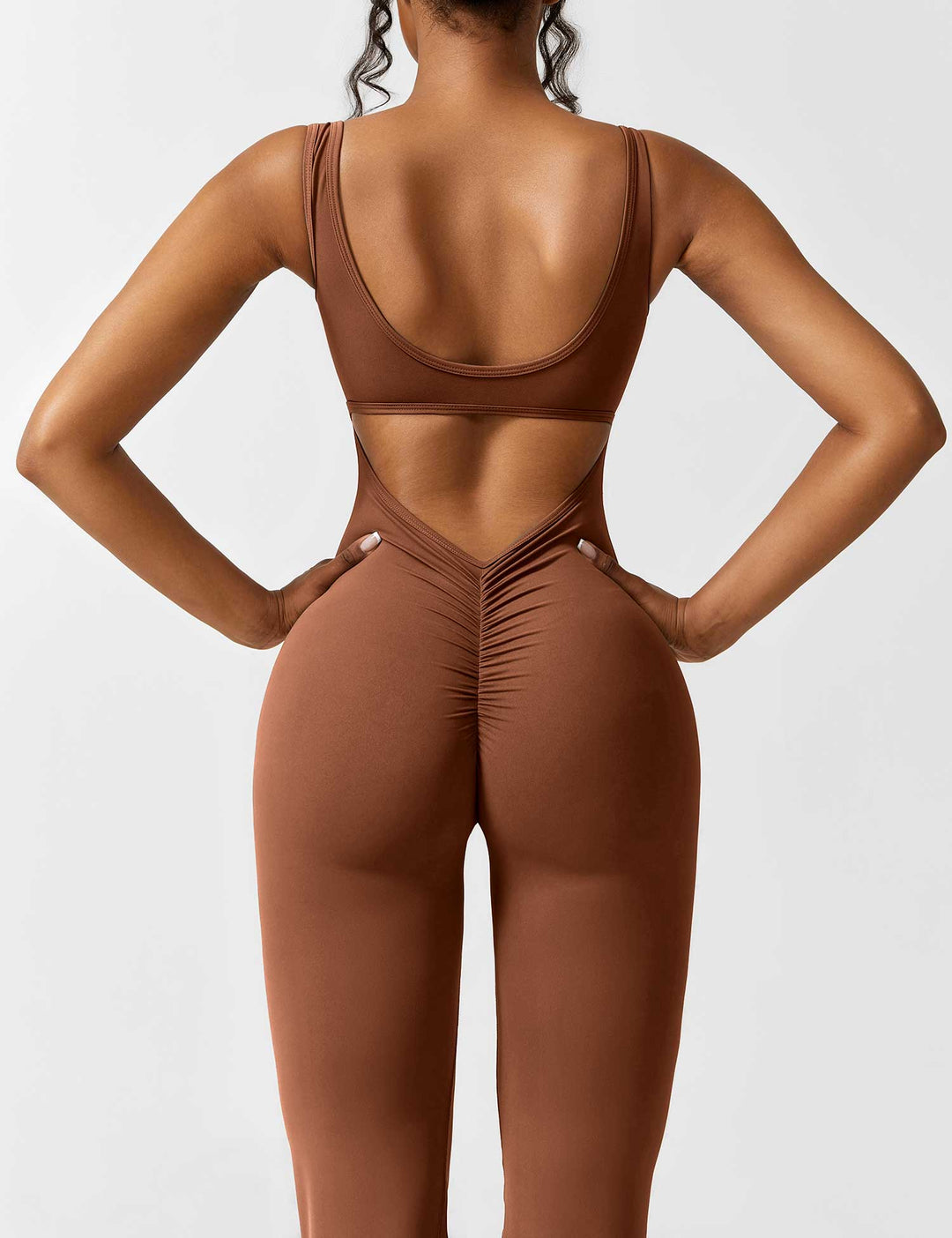 Jumpsuit elegante femenino, espalda en V y pierna acampanada, para un look impactante.
