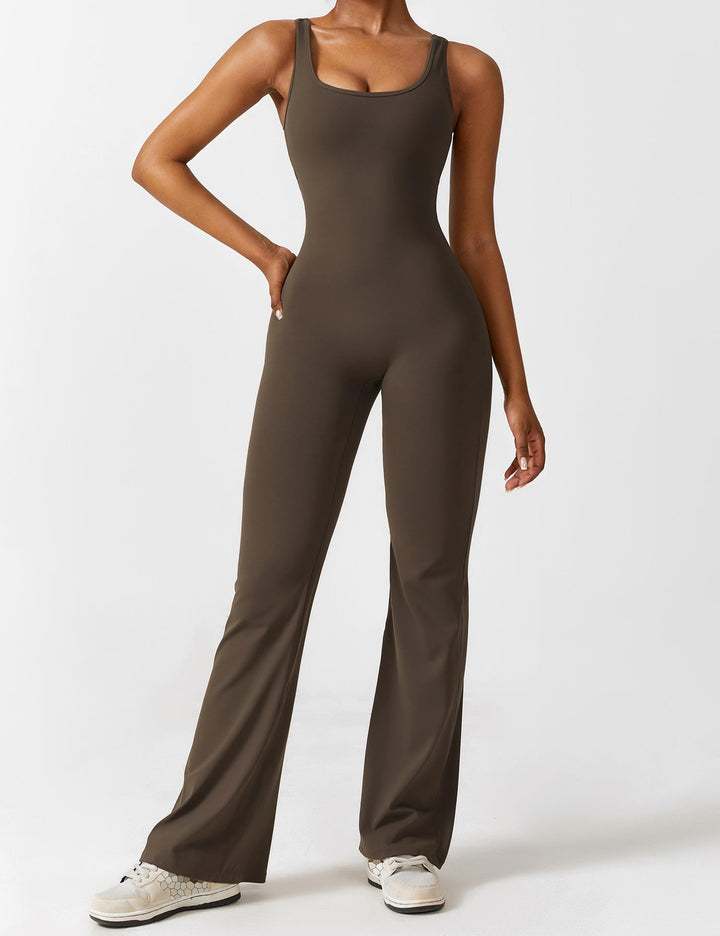Mono femenino versátil, espalda en V elegante, pierna acampanada, moda actual femenina.