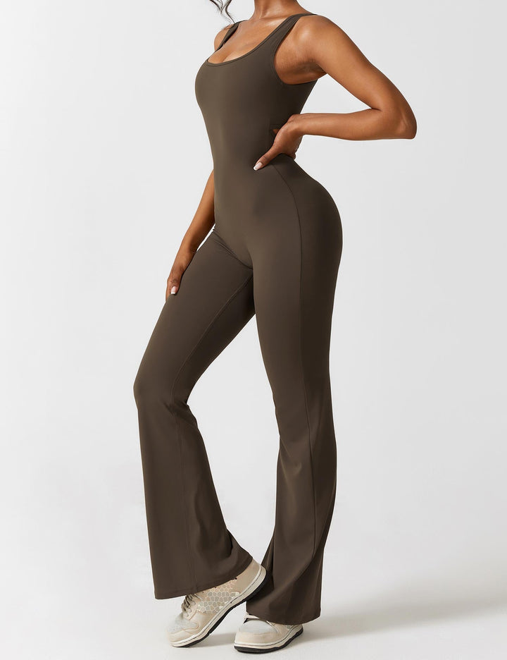 Jumpsuit elegante de mujer, espalda en V, pierna acampanada, moda sofisticada.