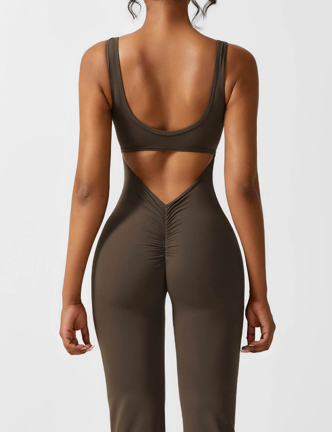 Mono de mujer, espalda en V y pierna acampanada, pieza clave de moda femenina.