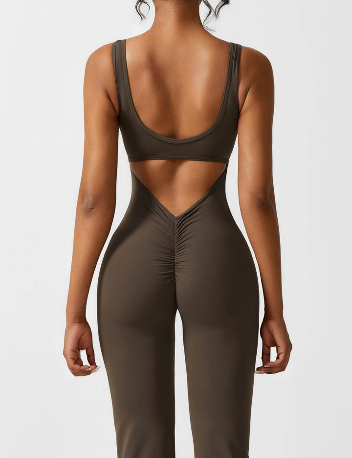 Mono de mujer, espalda en V y pierna acampanada, pieza clave de moda femenina.