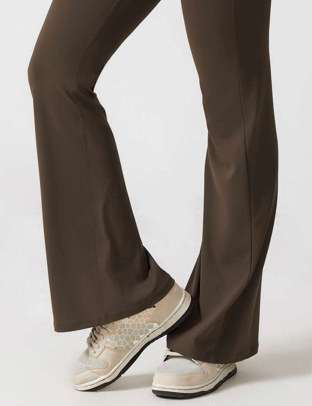 Jumpsuit chic de moda femenina, espalda en V, pernera acampanada, estilo veraniego.