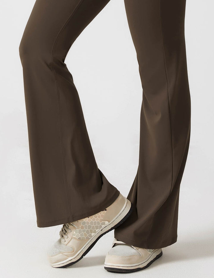 Jumpsuit chic de moda femenina, espalda en V, pernera acampanada, estilo veraniego.