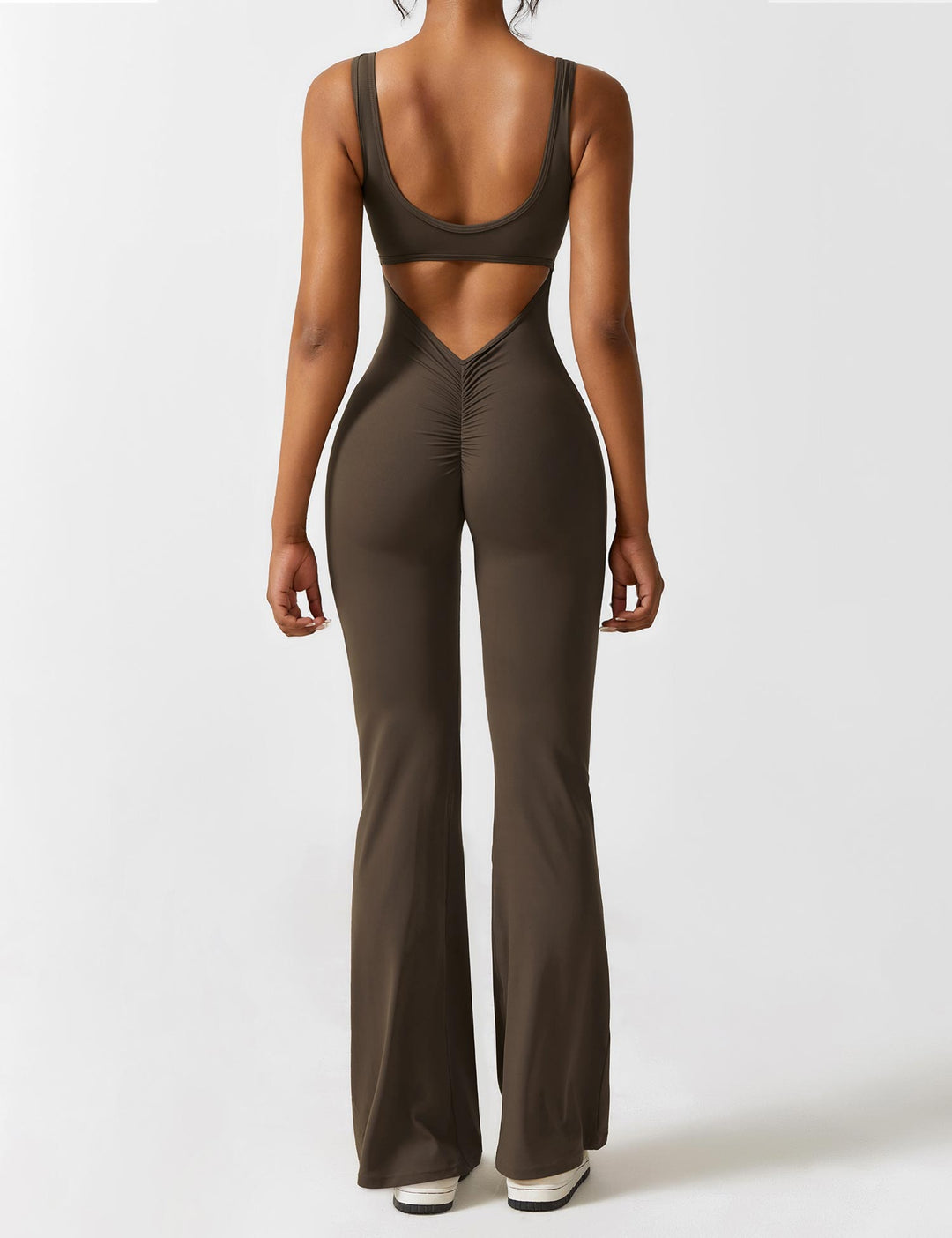 Jumpsuit chic femenino, espalda en V y pernera acampanada, ropa versátil.
