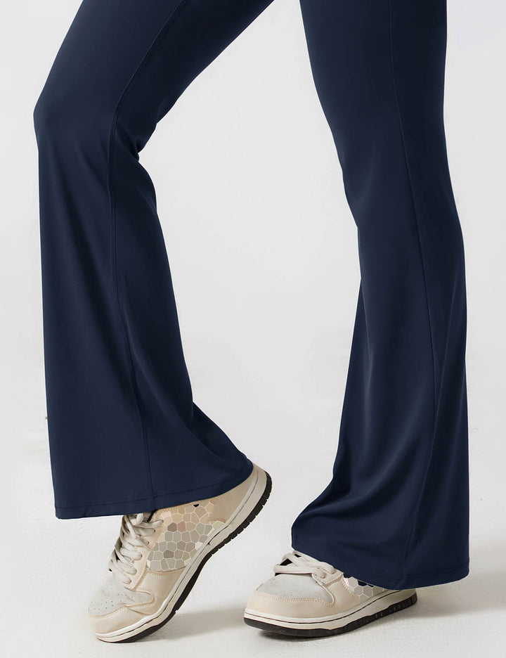 Jumpsuit de mujer con espalda en V, pierna acampanada, un estilo fluido y moderno.