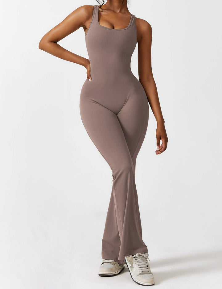 Mono de mujer con espalda en V, pierna acampanada, moda que resalta tu figura.