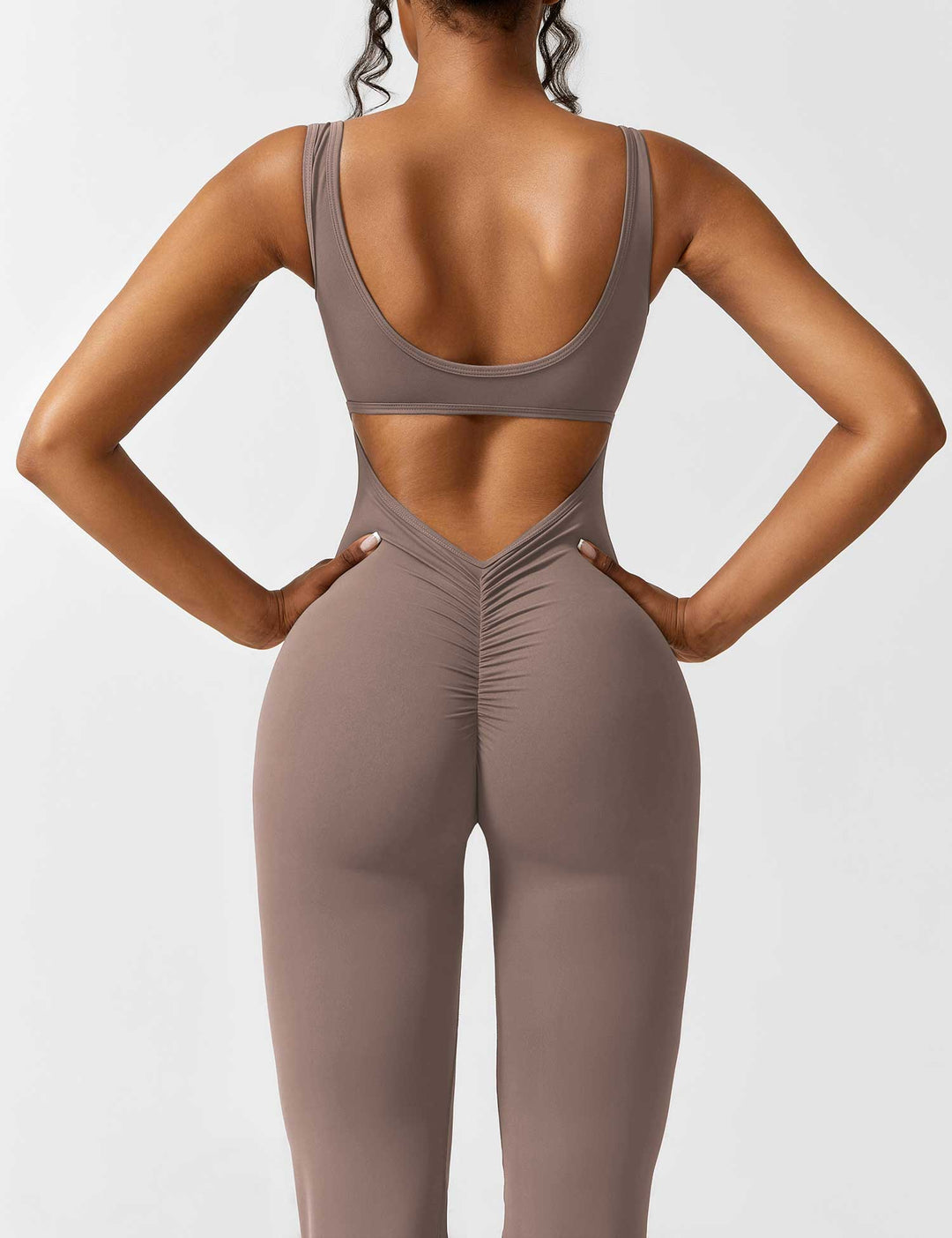 Mono femenino versátil, espalda en V, pierna acampanada, un look que nunca falla.