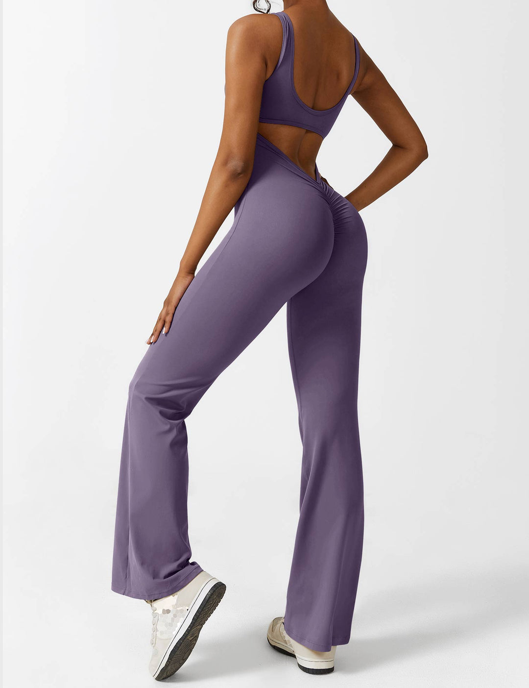 Jumpsuit femenino con espalda en V, pierna acampanada, una pieza que brilla.
