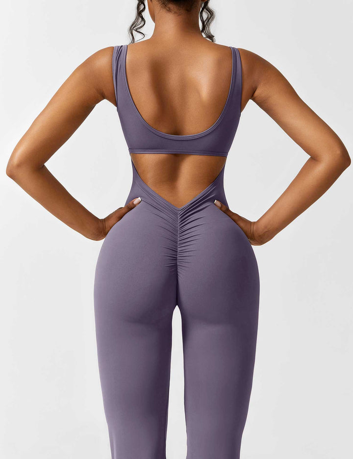 Mono de mujer con espalda en V, pierna acampanada, moda que te hace sentir bien.