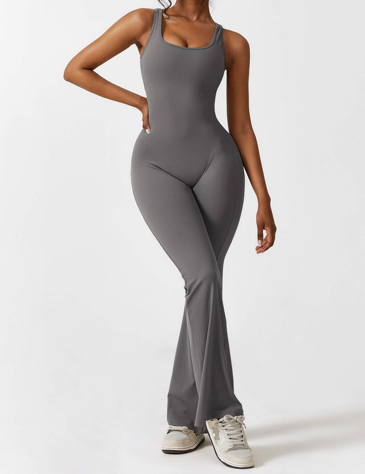Jumpsuit femenino con escote en V, pierna acampanada, estilo moderno y fluido.