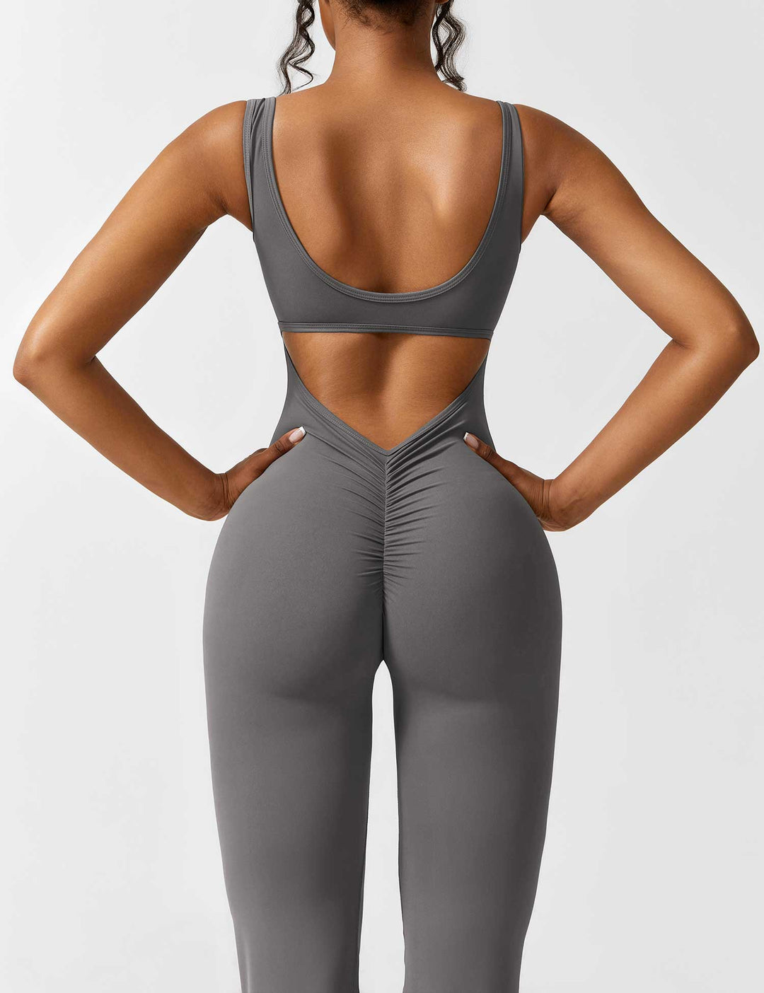 Jumpsuit casual, espalda en V y pierna acampanada, ideal para un look relajado y con estilo.