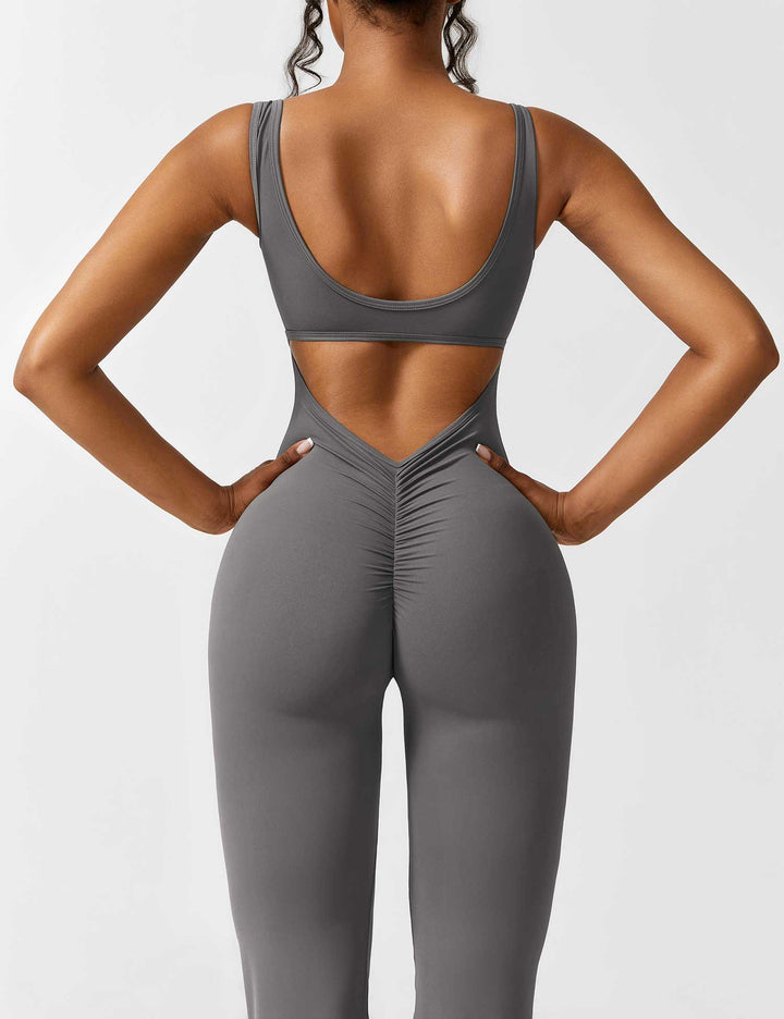 Jumpsuit casual, espalda en V y pierna acampanada, ideal para un look relajado y con estilo.