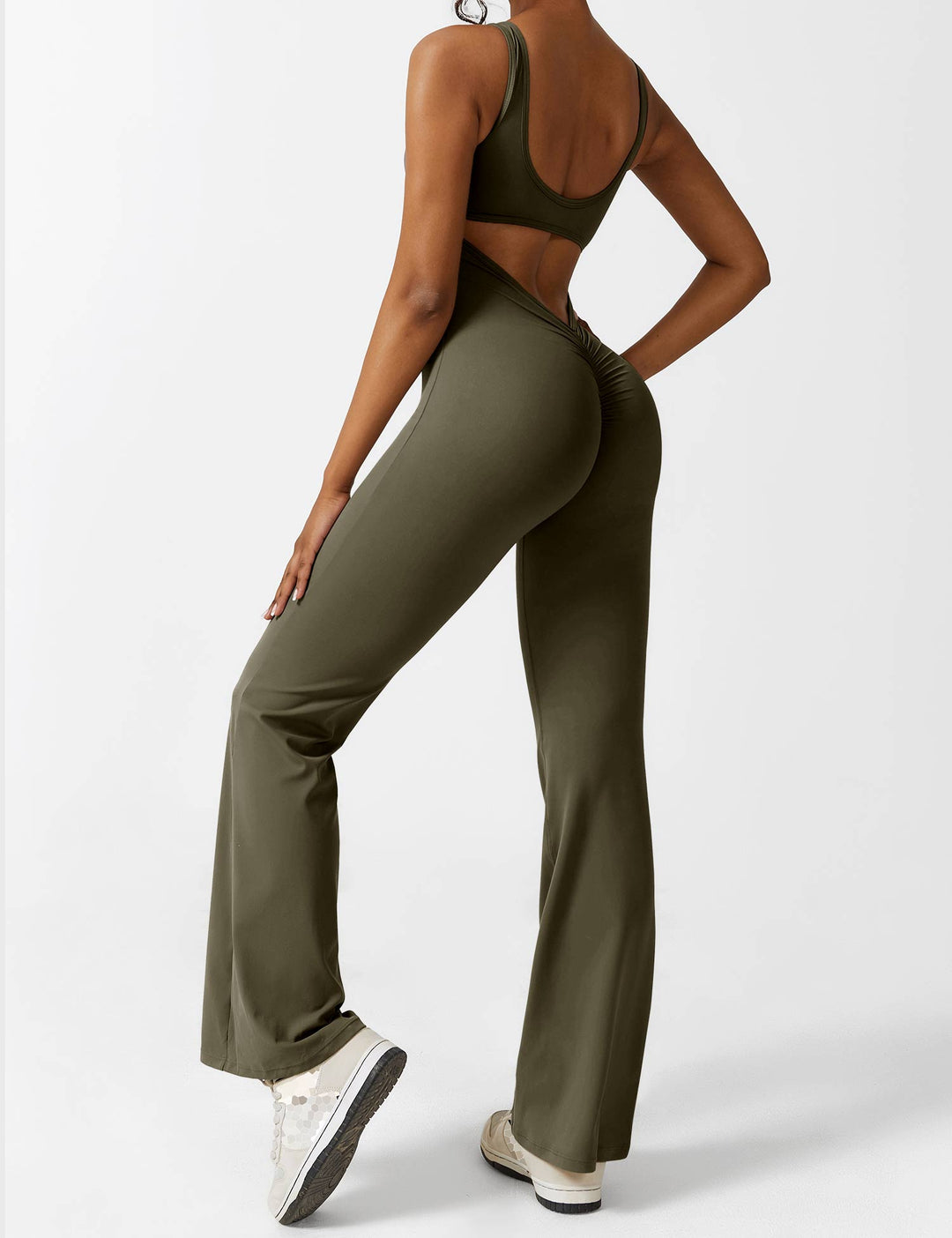 Jumpsuit femenino con espalda en V, pierna acampanada, tendencia de moda actual.