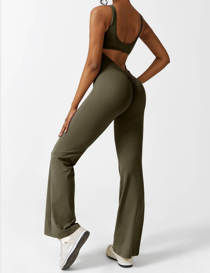 Jumpsuit femenino con espalda en V, pierna acampanada, tendencia de moda actual.