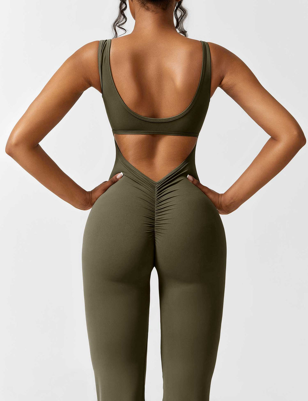 Mono de mujer, espalda en V y pierna acampanada, moda con toques de estilo femenino.