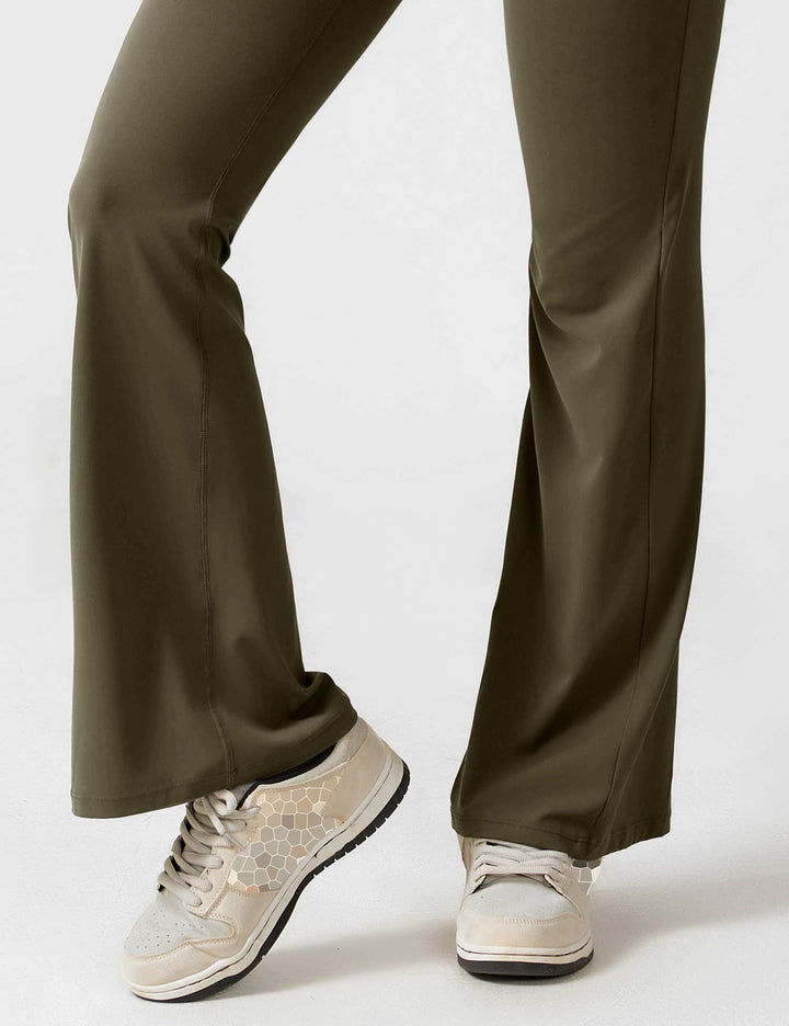 Jumpsuit de mujer con espalda en V, pierna acampanada, una prenda esencial versátil.