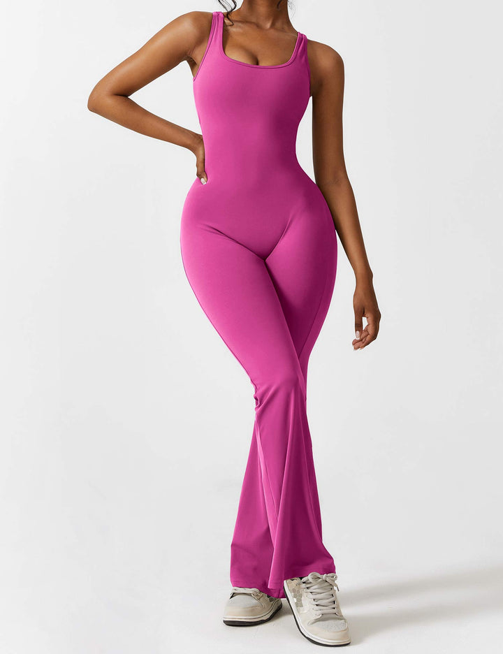 Mono de mujer con espalda en V, pierna acampanada, para un look con personalidad.