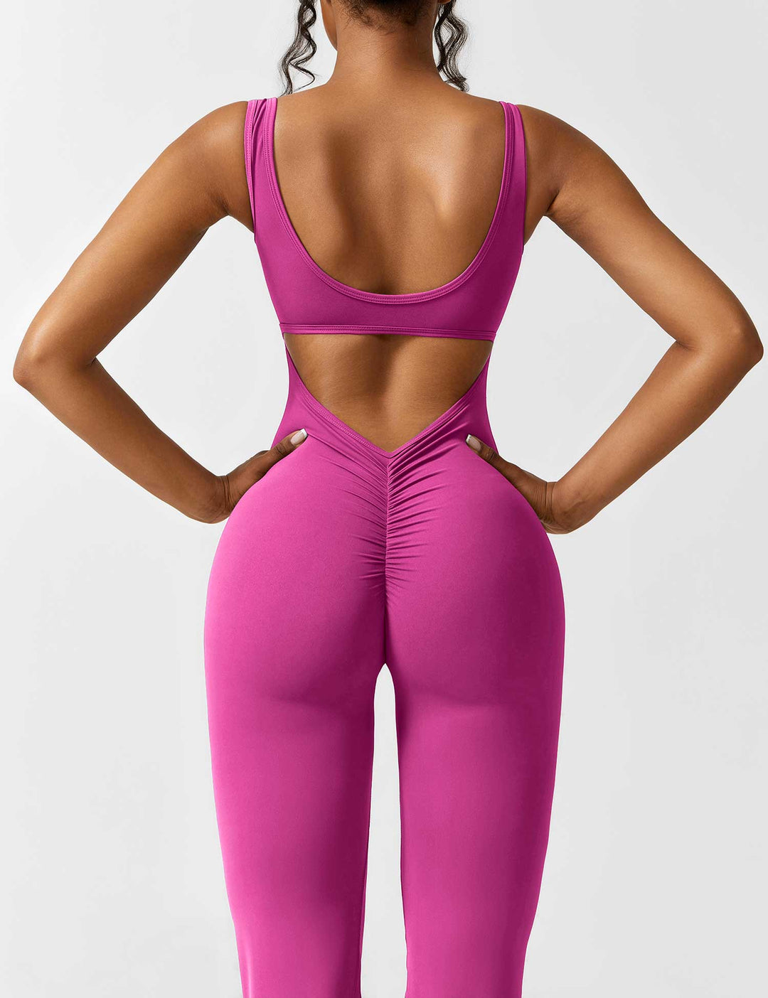 Jumpsuit chic de mujer, espalda en V, pernera acampanada, para un estilo bohemio.