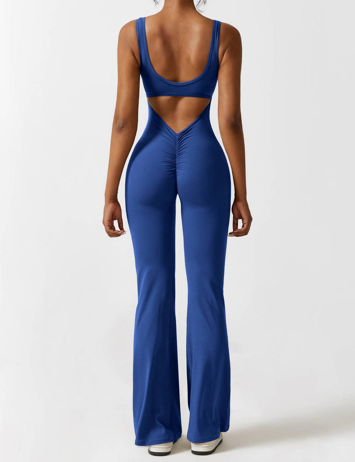 Jumpsuit femenino con escote en V y pernera acampanada, perfecto para verano.