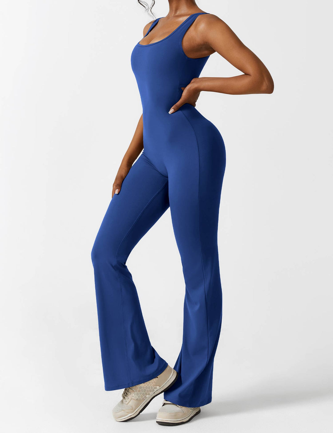 Mono de mujer chic de verano, espalda en V, pierna acampanada, frescura y estilo.