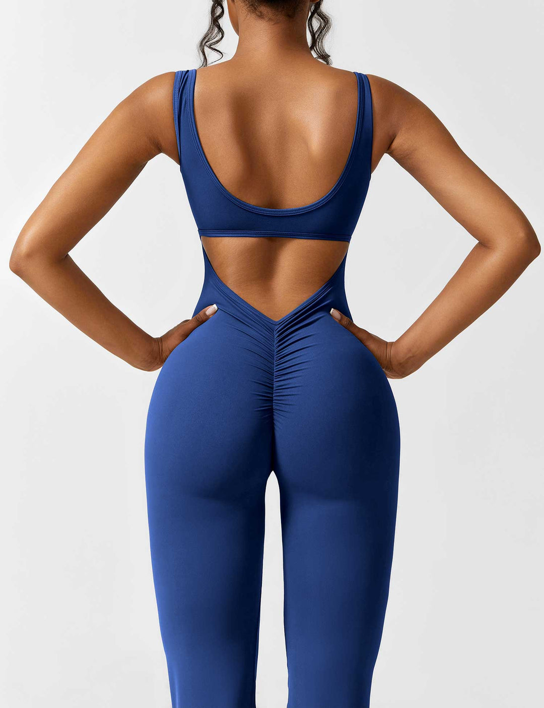 Jumpsuit casual y cómodo, espalda en V y pierna acampanada, ideal para viajar.