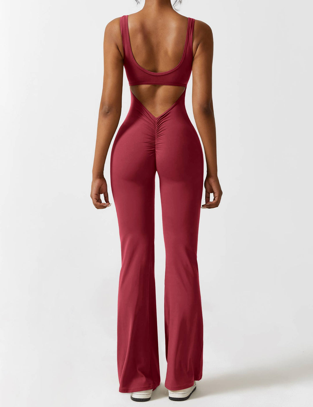 Jumpsuit femenino versátil, espalda en V y pierna acampanada, moda chic.