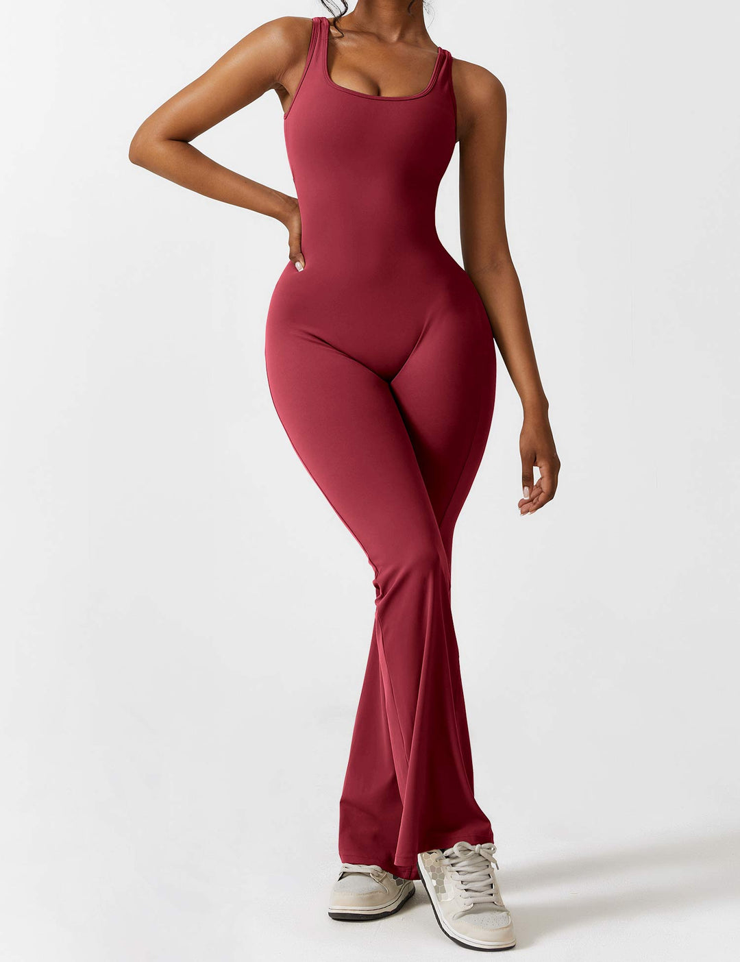 Mono de mujer con espalda en V y pierna acampanada, estilo boho-chic para el verano.