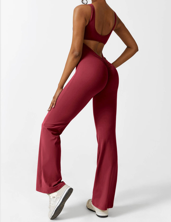 Jumpsuit elegante de mujer, espalda en V profunda, pierna acampanada, look sofisticado.