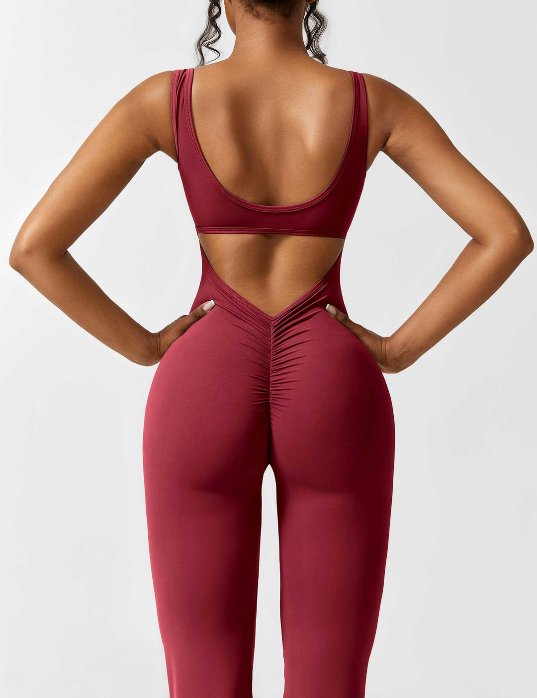 Jumpsuit chic de mujer, espalda en V y pernera acampanada, para un evento especial.