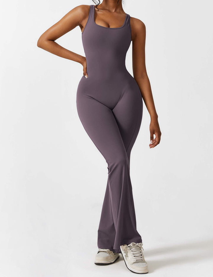 Jumpsuit chic de mujer, espalda en V, pernera acampanada, para un estilo atemporal.