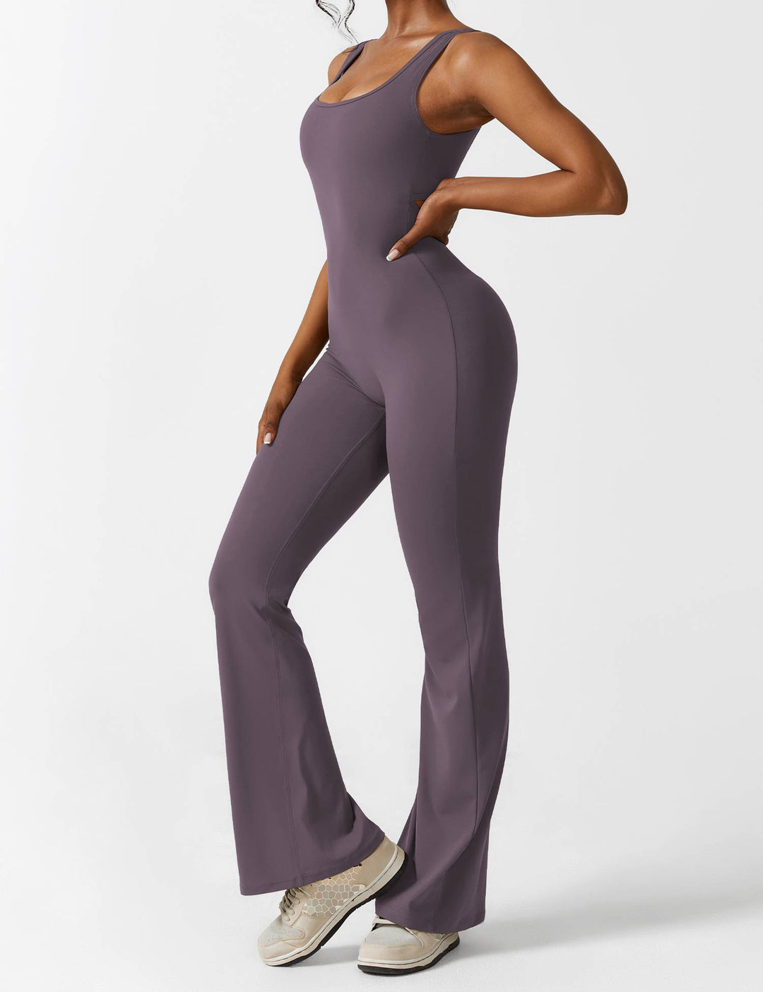 Mono casual de mujer, espalda en V y pierna acampanada, la comodidad hecha estilo.
