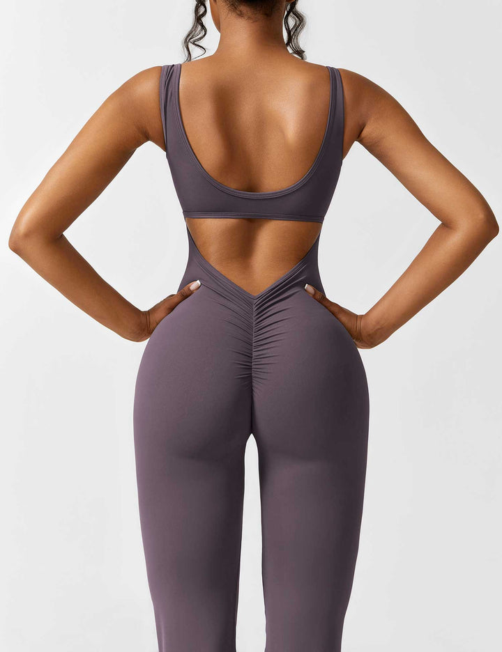 Jumpsuit femenino con espalda en V, pierna acampanada, un must-have de tu armario.