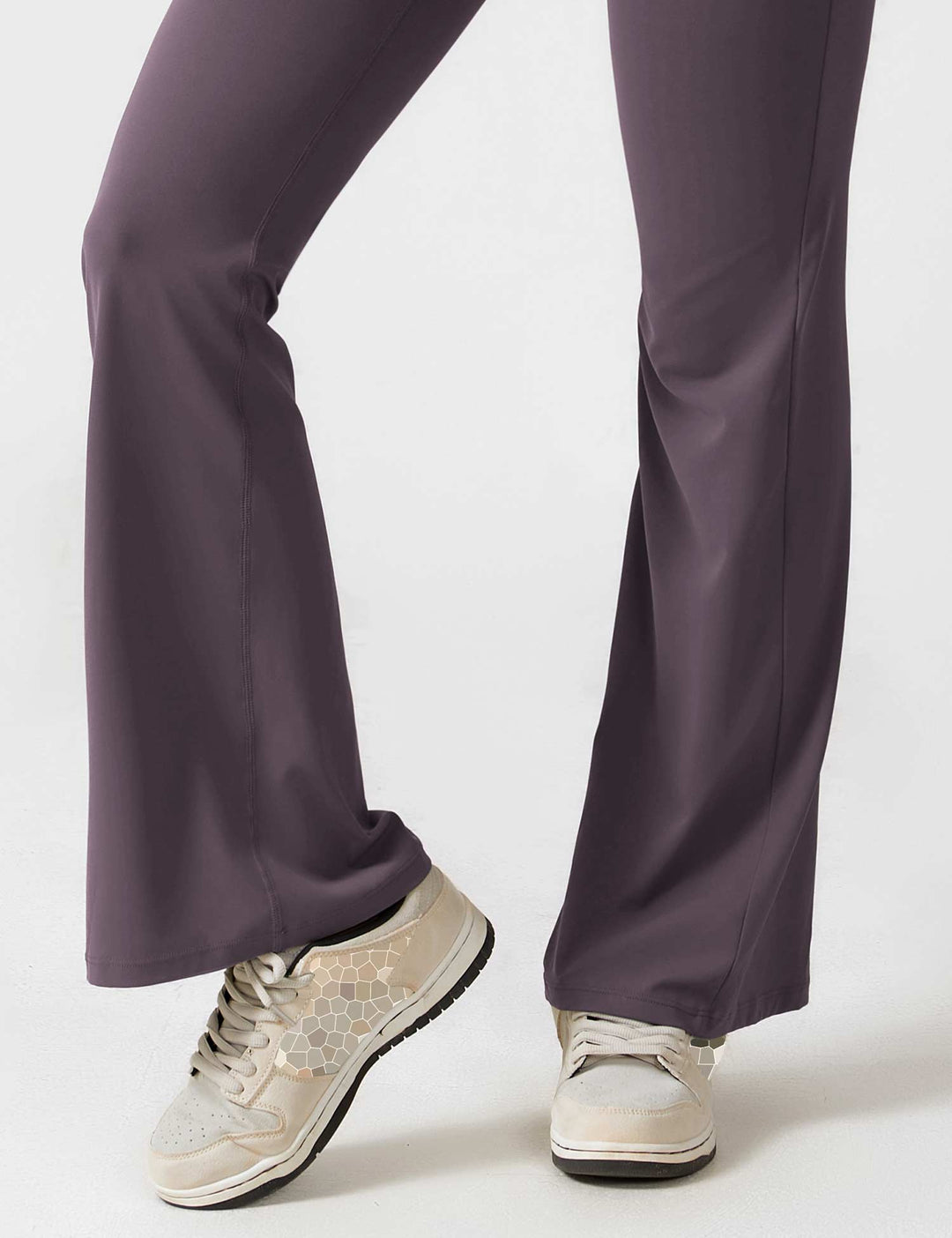 Mono elegante de mujer, espalda en V y pierna acampanada, para un look refinado.