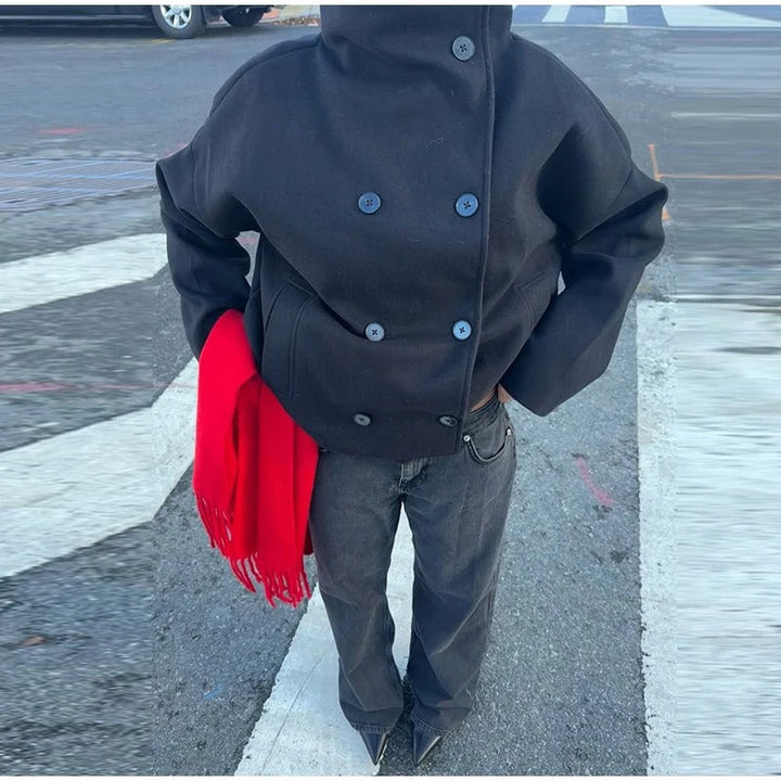 Modelo con abrigo mujer clásico y cuello alto. Moda femenina y calidez para invierno.