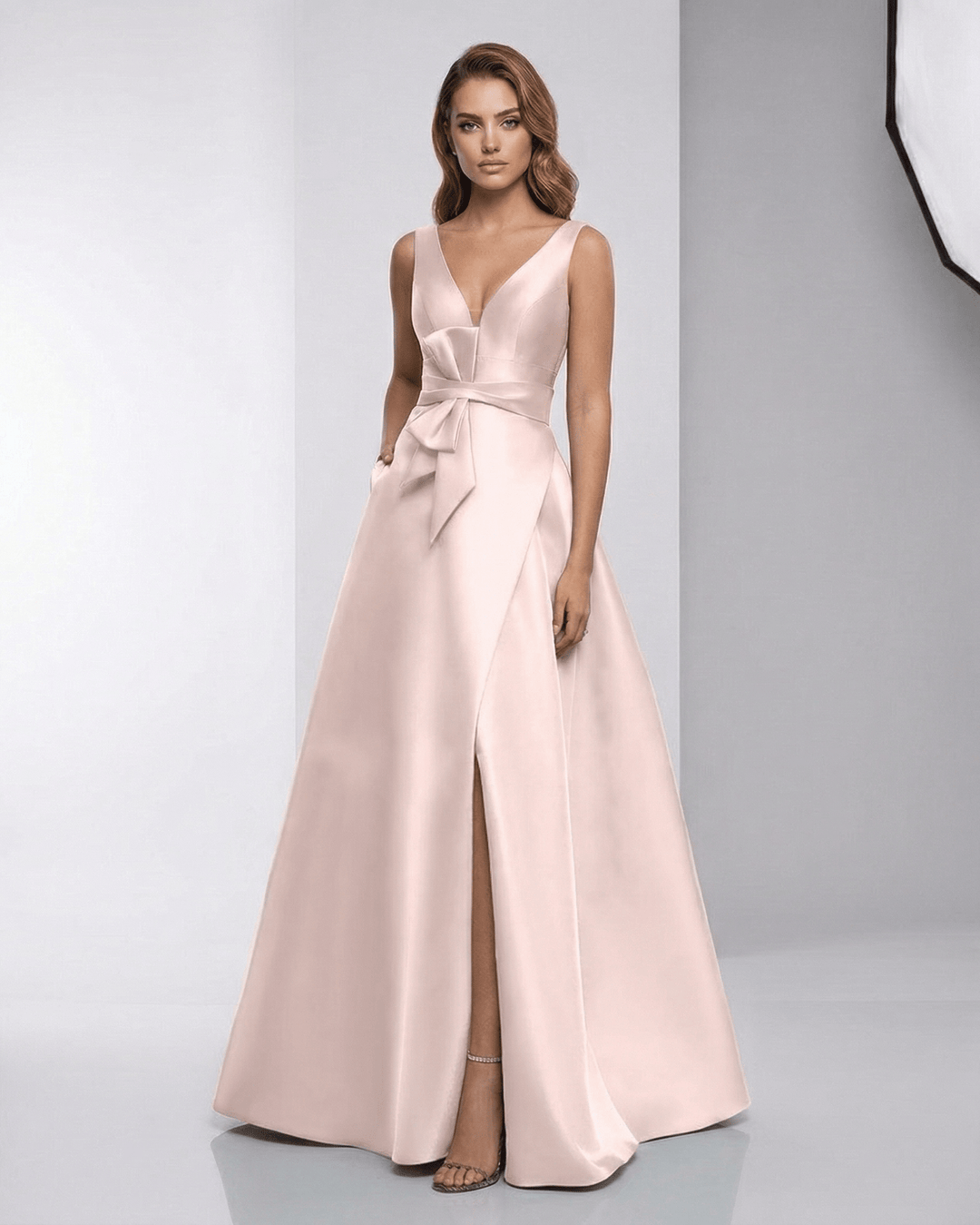 Vestido maxi elegante para mujer con silueta A-line, escote en V y abertura lateral, ideal para noches inolvidables.