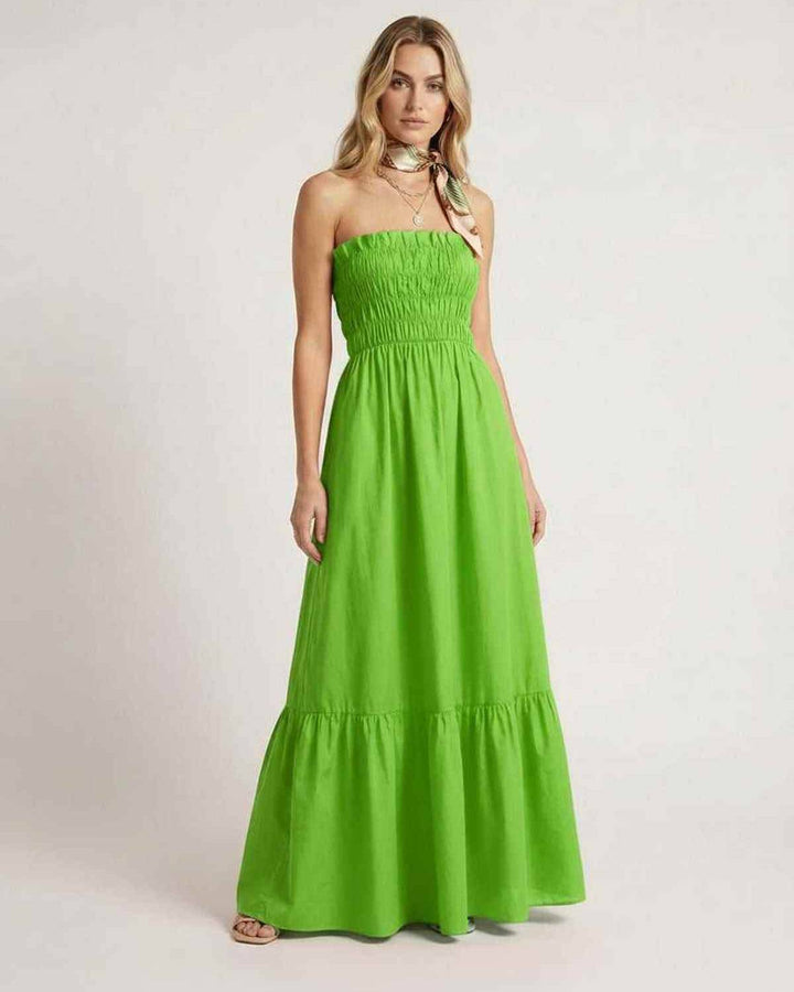 Vestido maxi verde sin tirantes fruncido para mujer. Ideal verano, playa o fiesta casual.