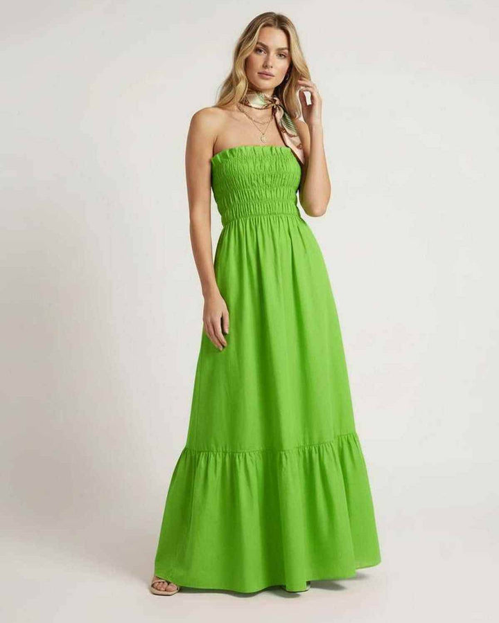 Vestido maxi verde elegante para mujer con escote sin tirantes y detalle fruncido. Moda de verano casual.