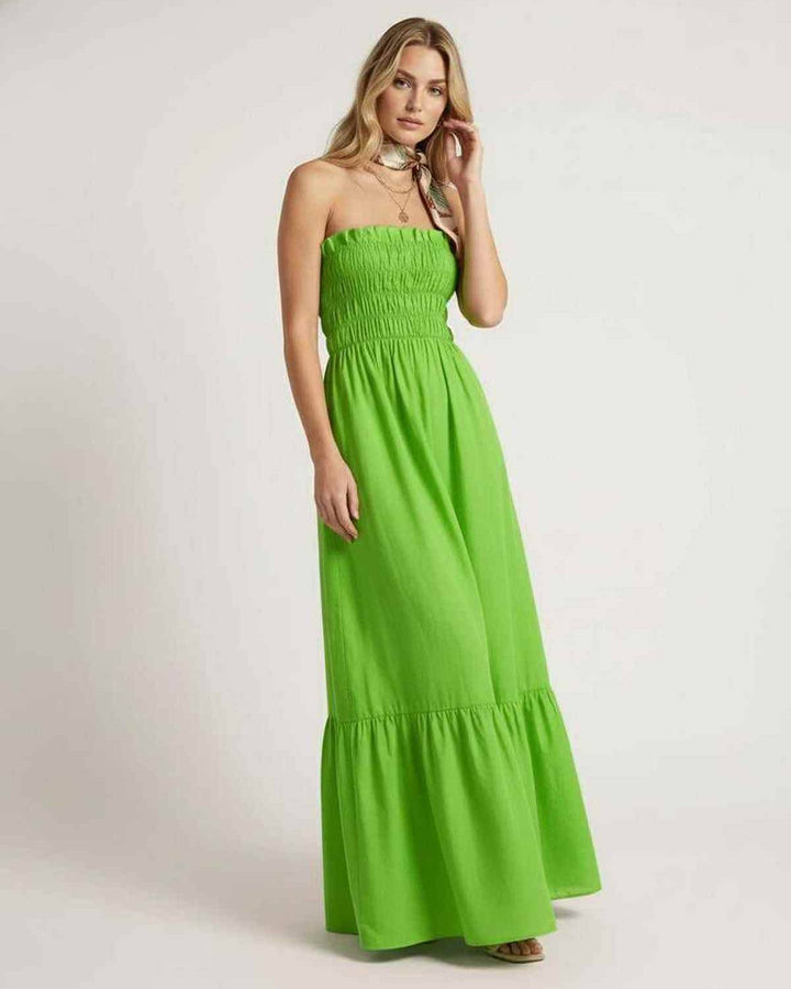 Vestido maxi verde de verano para mujer, sin tirantes y fruncido. Ropa de playa, fiesta de día o look casual.