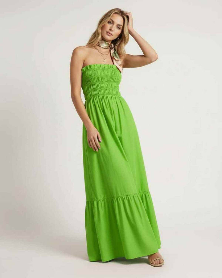 Vestido maxi de mujer color verde, diseño sin tirantes y fruncido. Elegante y fresco para la moda de verano.