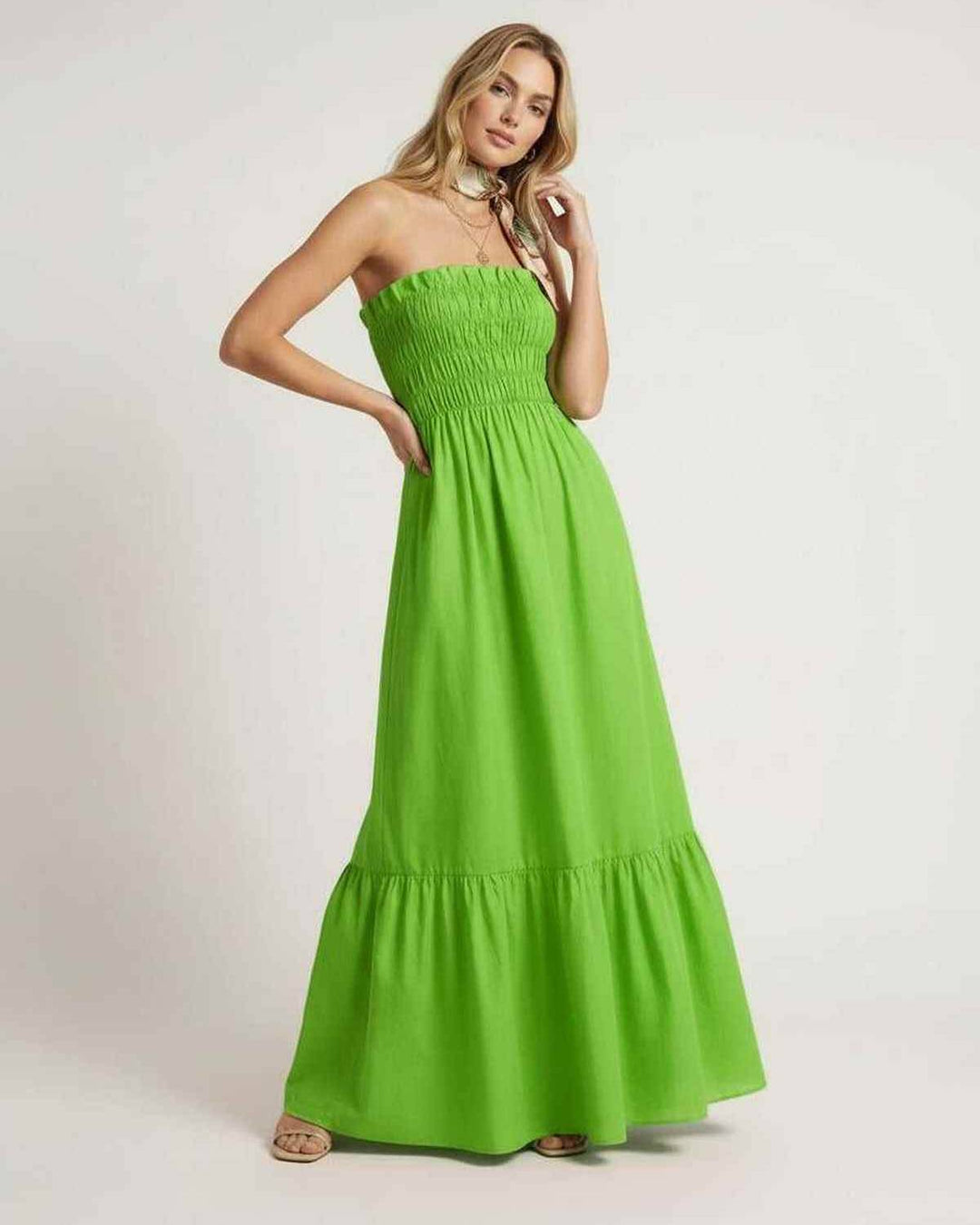 Vestido maxi verde fresco sin tirantes para mujer, fruncido. Comodidad y estilo elegante para verano.