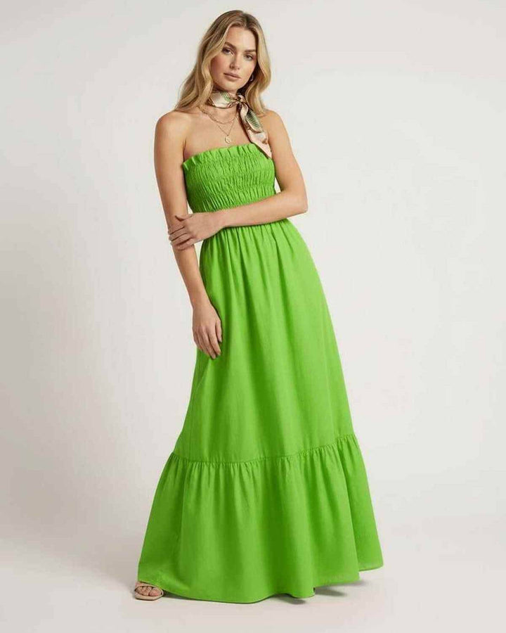 Vestido maxi verde sin tirantes con detalle fruncido para mujer. Versátil para vacaciones, playa o estilo casual.