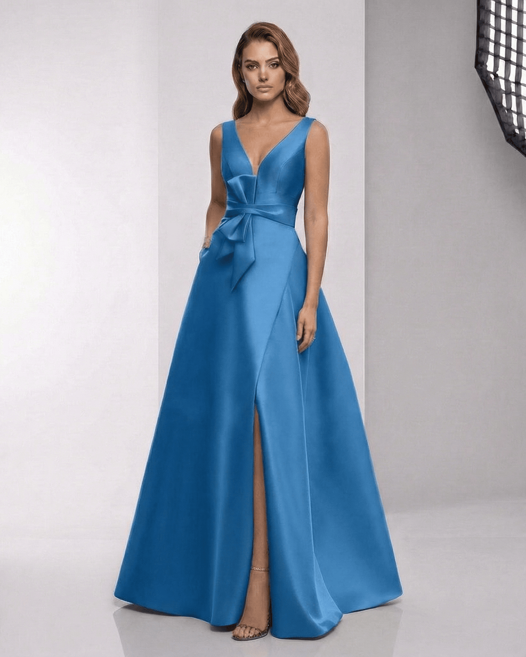 Vestido maxi de noche azul con escote V, fluido y elegante. Perfecto para fiestas y eventos formales.