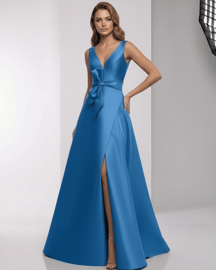 Vestido azul maxi de noche con escote V profundo, sin mangas. Corte A, ideal para eventos elegantes y bodas.