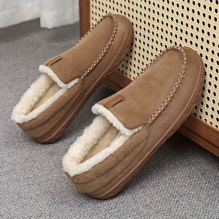 Mocasines confortables para hombre, diseño slip-on ideal para un look casual y relajado.
