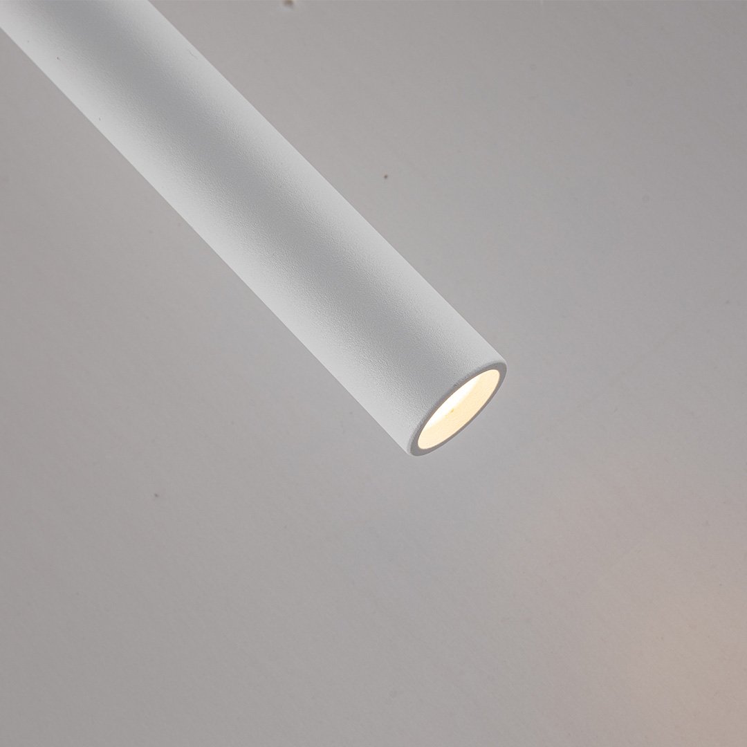 Iluminación colgante moderna. Lámpara LED de aluminio, diseño minimalista y ajustable.